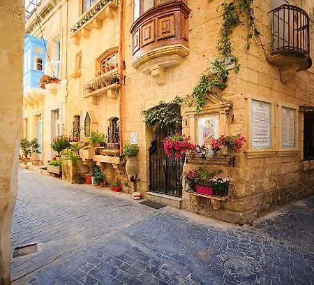 2min Away From Mdina In Townhouse *